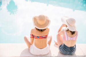 Girls next to the pool. Γιορτάζοντας Hen πάρτι στη Λεμεσό